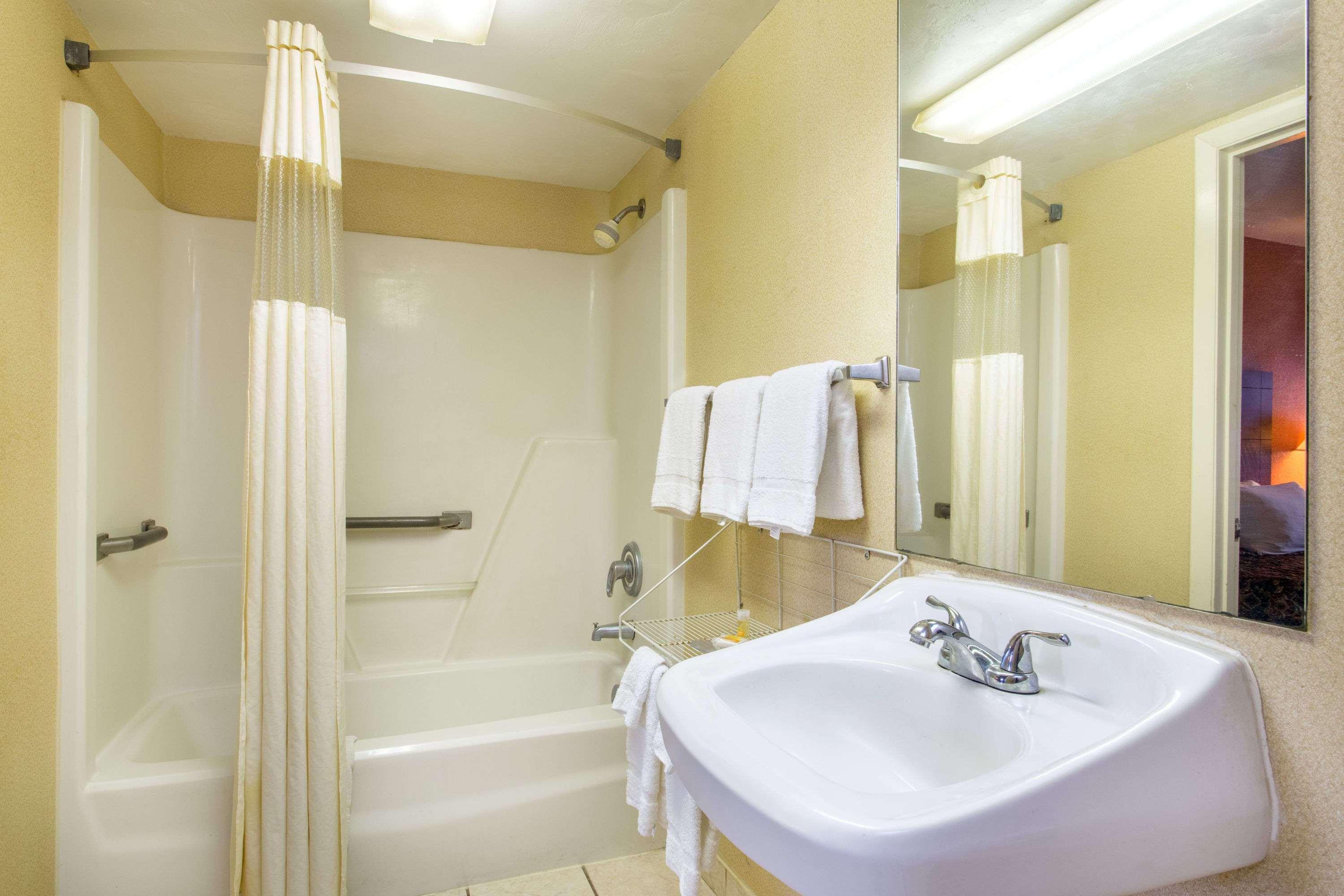 Days Inn By Wyndham Lake City I-10 Екстериор снимка